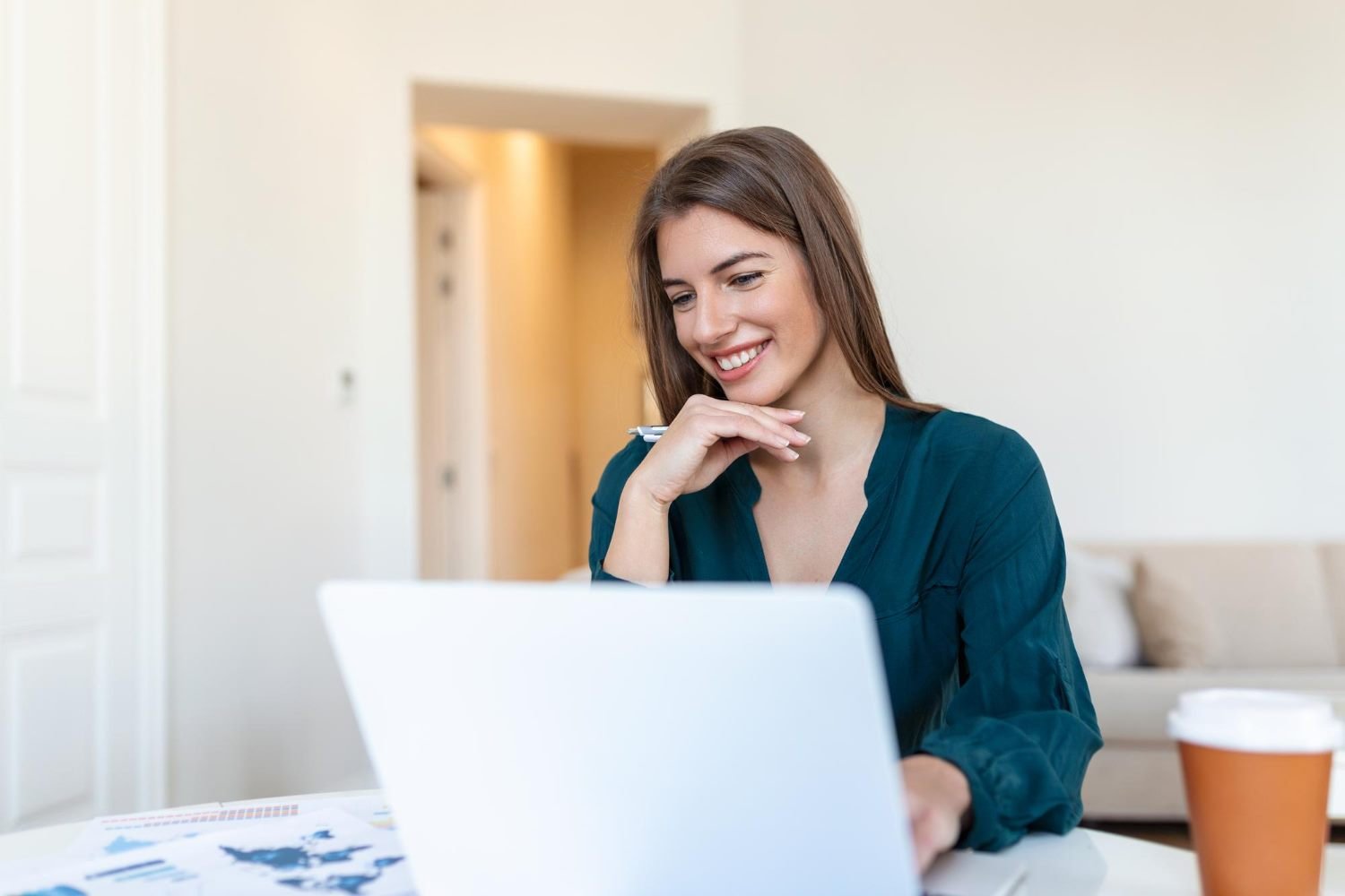 Profissional sorrindo enquanto trabalha no computador